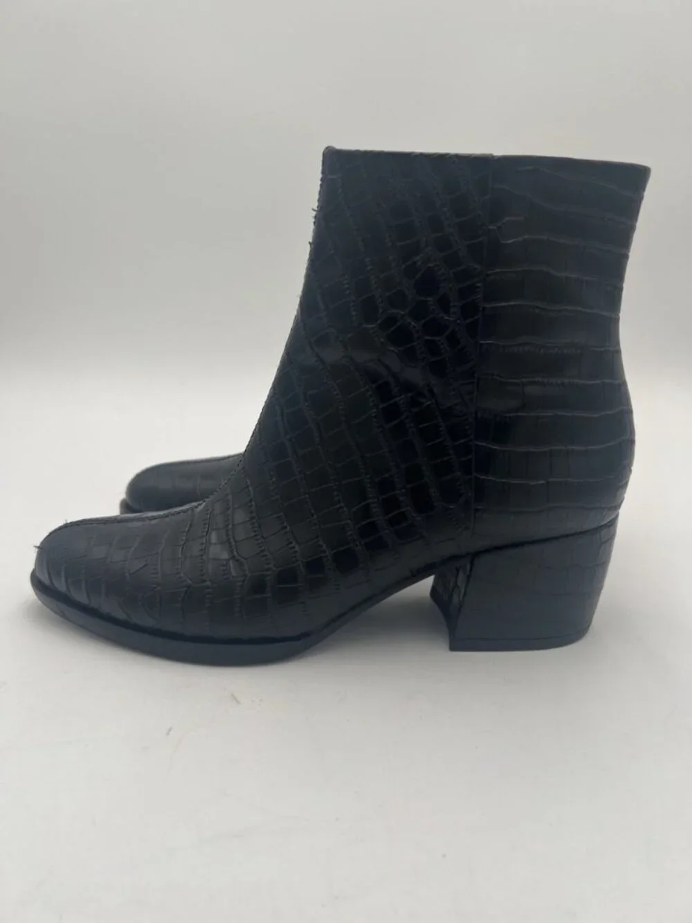 J McLaughlin Women’s 7.5 Black Croc Embossed Leather Ankle Boots Side Zip